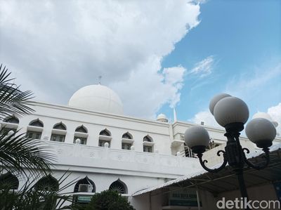 Masjid Al Azhar, Masjid Estetik Menyimpan Pohon Kurma
