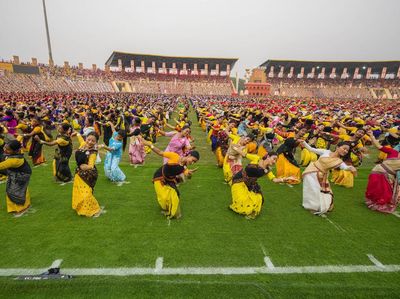 Momen 11 Ribu Penari India Pecahkan Rekor Dunia Menari Bihu