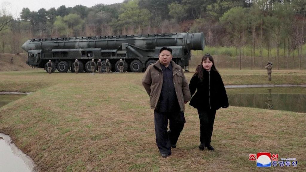 Momen Kim Jong Un dan Putrinya Lihat Kehebatan Rudal Hwasong-18 Momen Kim Jong Un dan Putrinya Lihat Kehebatan Rudal Hwasong-18