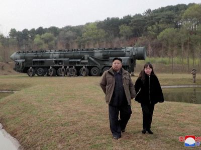 Momen Kim Jong Un dan Putrinya Lihat Kehebatan Rudal Hwasong-18