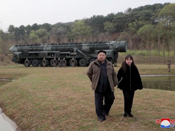 Momen Kim Jong Un dan Putrinya Lihat Kehebatan Rudal Hwasong-18
