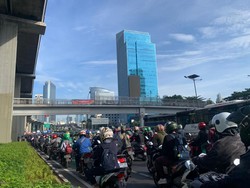 Pancoran Arah Semanggi Macet Parah, Pemotor Terobos Trotoar