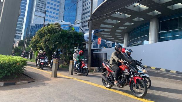 Pancoran Arah Semanggi Macet, Motor Terobos Trotoar (Mulia Budi/detikcom)