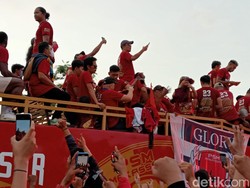 Suporter PSM Berburu Tanda Tangan Pemain dan Pelatih di Konvoi Juara Liga 1