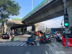 Pelican Crossing Santa Kini Malah Diterobos Pemotor untuk Belok ke Tendean
