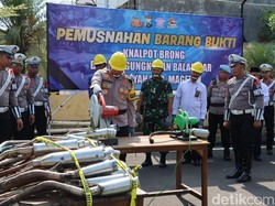 Ratusan Liter Miras dan Knalpot Brong Dimusnahkan Polisi Magetan