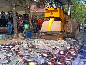 1.610 Botol Miras-120 Knalpot Senilai Rp 150 Juta di Probolinggo Dimusnahkan 1.610 Botol Miras-120 Knalpot Senilai Rp 150 Juta di Probolinggo Dimusnahkan
