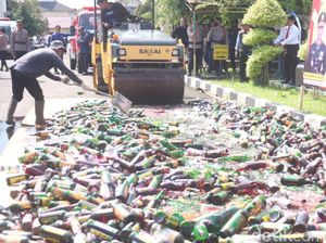Ribuan Miras dan Petasan di Sumedang Dimusnahkan Jelang Lebaran