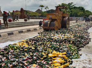 Ribuan Botol Miras di Indramayu Digilas Setum Jelang Lebaran Ribuan Botol Miras di Indramayu Digilas Setum Jelang Lebaran