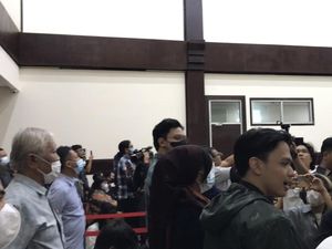 Suasana Sidang Riuh Saat Jaksa Minta Hakim Tolak Bukti Tambahan Fatia! Suasana Sidang Riuh Saat Jaksa Minta Hakim Tolak Bukti Tambahan Fatia!
