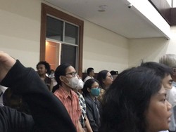 Pendukung Haris-Fatia Nyanyi Indonesia Raya di Sidang, Hakim Minta Kondusif