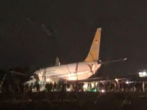 Pesawat TNI AU Tergelincir Dievakuasi, Penerbangan Bandara Mimika Normal Lagi Pesawat TNI AU Tergelincir Dievakuasi, Penerbangan Bandara Mimika Normal Lagi