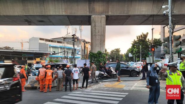 Petugas membongkar barikade beton di Simpang Santa, Jakarta Selatan, Senin (17/4).