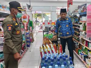 Petugas Sidak Makanan-Minuman Jelang Lebaran di Lamongan, Ini Hasilnya