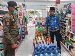 Petugas Sidak Makanan-Minuman Jelang Lebaran di Lamongan, Ini Hasilnya