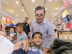 Ditraktir Pj Walkot, Anak Yatim di Banda Aceh Kegirangan Pilih Baju Lebaran