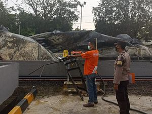 Booster Minyak Pertamina di Banyuasin Meledak-Terbakar Usai Disambar Petir Booster Minyak Pertamina di Banyuasin Meledak-Terbakar Usai Disambar Petir