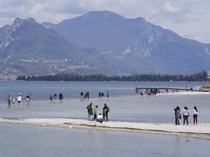 Italia Kekeringan Parah, Wisatawan Sampai Bisa Seberangi Pulau Jalan Kaki Italia Kekeringan Parah, Wisatawan Sampai Bisa Seberangi Pulau Jalan Kaki