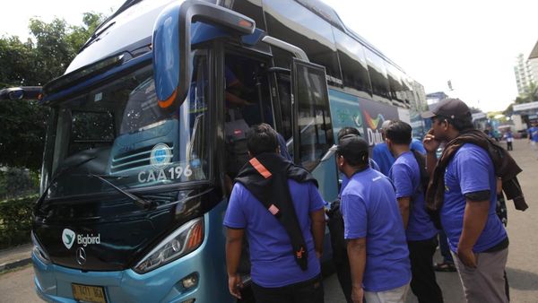 Potret Mudik Gratis Bagi Ratusan Tukang Cat