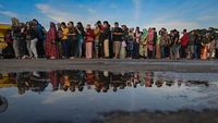 Ramai Penukaran Uang Baru di Rest Area Tol Japek