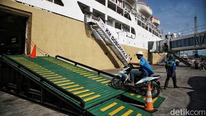 Pemudik Motor Mudik Gratis Naik Kapal Pelni Dobonsolo