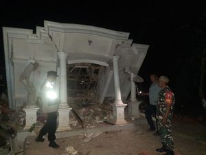 Rumah di Sumenep Ambruk Gegara Ledakan Petasan, 2 Orang Dibawa ke RS Rumah di Sumenep Ambruk Gegara Ledakan Petasan, 2 Orang Dibawa ke RS