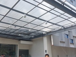 Petugas Kebersihan Gedung di Jaktim Jatuh dari Gondola, Tersangkut di Kanopi