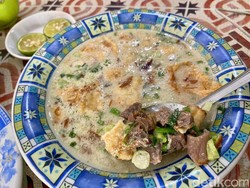 Slurpp! Soto Sadang yang Legendaris di Bawah Jembatan Layang Sejak 1974