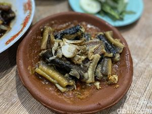 Uenak Rek! Belut Elek Goreng Basah Pakai Sambal Cobek yang Nagih Uenak Rek! Belut Elek Goreng Basah Pakai Sambal Cobek yang Nagih