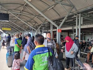 Pemudik dengan KA di Daop 8 Surabaya Menurun Saat Hari Idul Fitri Pemudik dengan KA di Daop 8 Surabaya Menurun Saat Hari Idul Fitri