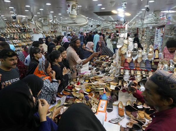 Suasana Pasar di Pakistan yang Ramai Jelang Hari Raya Idul Fitri