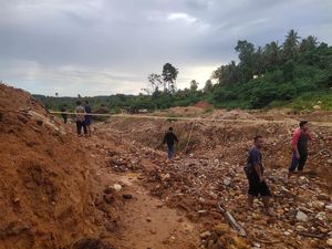 Detik-detik 5 Penambang Emas Ilegal di Parimo Tertimpa Longsor hingga Tewas Detik-detik 5 Penambang Emas Ilegal di Parimo Tertimpa Longsor hingga Tewas