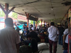 Pemudik Padati Terminal Kalideres, Pilih Mudik Duluan Sebelum Macet Pemudik Padati Terminal Kalideres, Pilih Mudik Duluan Sebelum Macet