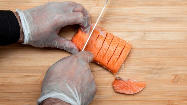 Tidak boleh sembarangan memegang salmon di Inggris/Foto: Freepik.com/KamranAydinov Peraturan unik di dunia