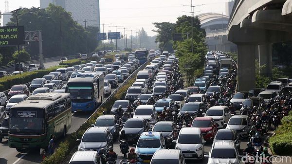 Tol Dalam Kota dan Jalan MT Haryono Macet Pagi Ini