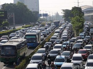 Tol Dalam Kota dan Jalan MT Haryono Macet Pagi Ini