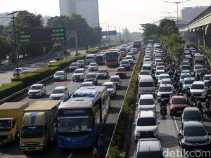 Ada Kecelakaan, Tol Dalam Kota Arah Grogol Macet Pagi Ini