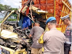 Kepala Truk Muatan Ayam Hancur Usai Tabrak Truk Polisi di Jagorawi