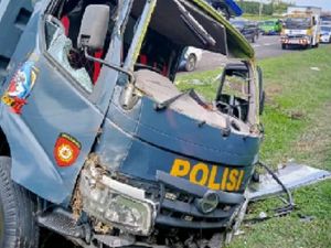 Detik-detik Truk Polisi Tertabrak Truk Ayam hingga Terpental di Jagorawi