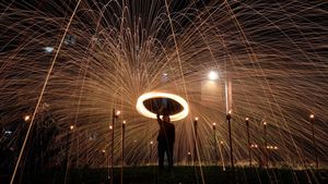 Warga Meriahkan 10 Hari Terakhir Ramadan dengan Kembang Api