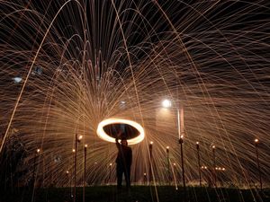 Warga Meriahkan 10 Hari Terakhir Ramadan dengan Kembang Api