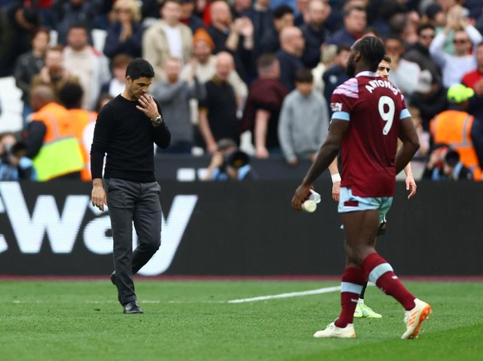 Soccer Football - Premier League - West Ham United v Arsenal - London Stadium, London, Britain - April 16, 2023 Arsenal manager Mikel Arteta looks dejected after the match Action Images via Reuters/Matthew Childs EDITORIAL USE ONLY. No use with unauthorized audio, video, data, fixture lists, club/league logos or live services. Online in-match use limited to 75 images, no video emulation. No use in betting, games or single club /league/player publications.  Please contact your account representative for further details.