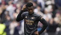 Eddie Nketiah pun sampai garuk-garuk kepala. Apalagi Arsenal kini tinggal berjarak empat angka dari Manchester City yang terus mengejar. Foto: REUTERS/TONY OBRIEN