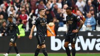 Wajah masam juga terlihat dari ekspresi Granit Xhaka dan Gabriel. Foto: Action Images via Reuters/MATTHEW CHILDS