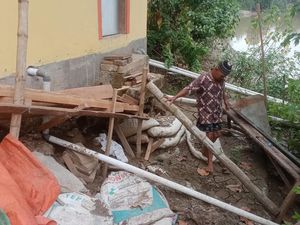 5 Rumah Warga Lamongan Menggantung gegara Tanggul Bengawan Solo Sliding 5 Rumah Warga Lamongan Menggantung gegara Tanggul Bengawan Solo Sliding