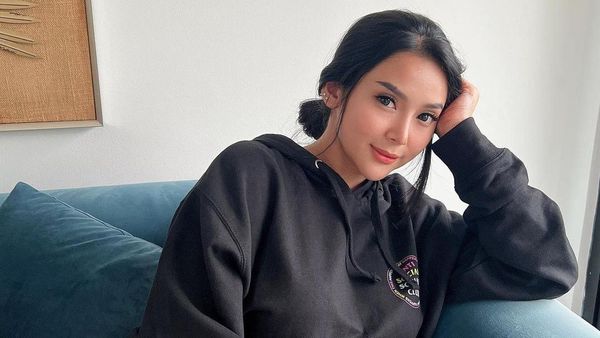 6 Pose Duduk Andalan Amelia NS