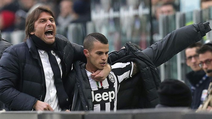 Juventus coach Antonio Conte (L) hugs Juventus forward Sebastian Giovinco during the Italian Serie A football match Juventus vs Chievo Verona at the Juventus Stadium in Turin on February 16, 2014.  AFP PHOTO / MARCO BERTORELLO        (Photo credit should read MARCO BERTORELLO/AFP via Getty Images)