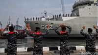 Antusias Warga Mudik Gratis dengan Kapal Perang TNI AL