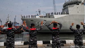 Antusias Warga Mudik Gratis dengan Kapal Perang TNI AL
