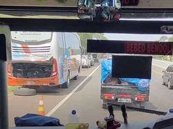 Banyak Mobil Berhenti di Bahu Jalan, Tol Kanci-Pejagan Km 237 Macet